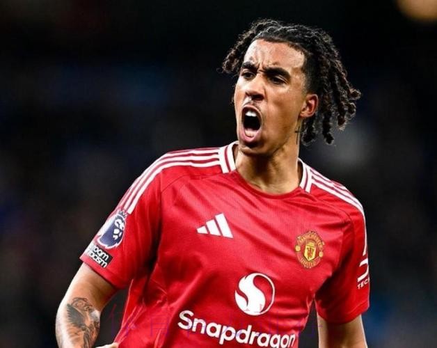 记者:约罗在皇马曼联间选择 后者为其提供5+1合同 记者:约罗在皇马曼联间选择 后者为其提供5+1合同